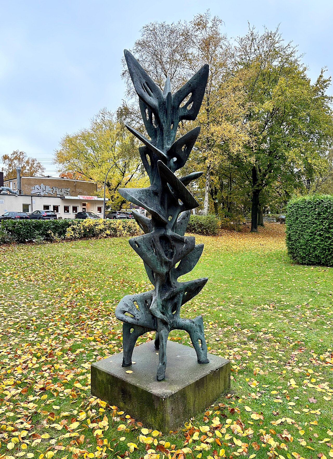 Bronzeskulptur "Flügelsäule" (1959) von Karl Hartung in Hamburg-Lurup, Fahrenort 106