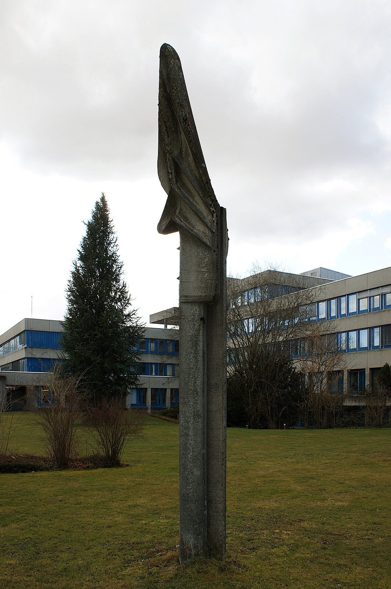 Betonplastik Flügelstiel (Walter Kretz 1977⁄1978) mit Gebäude Neue Klinik Waldau Bollingenstrasse 111 im Hintergrund