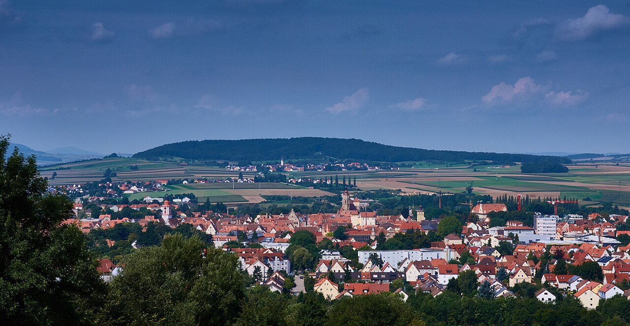 Im Vordergrund Weißenburg, dahinter Weimersheim vor dem Flüglinger Berg, einem Zeugenberg der Weißenburger Alb