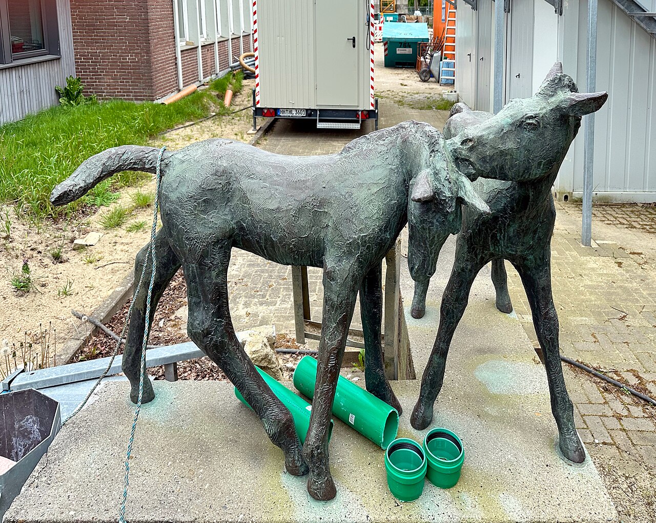 Bronzeplastik "Fohlengruppe" von Martin Irwahn (1966), Schule Stübenhofer Weg, Hamburg-Wilhelmsburg