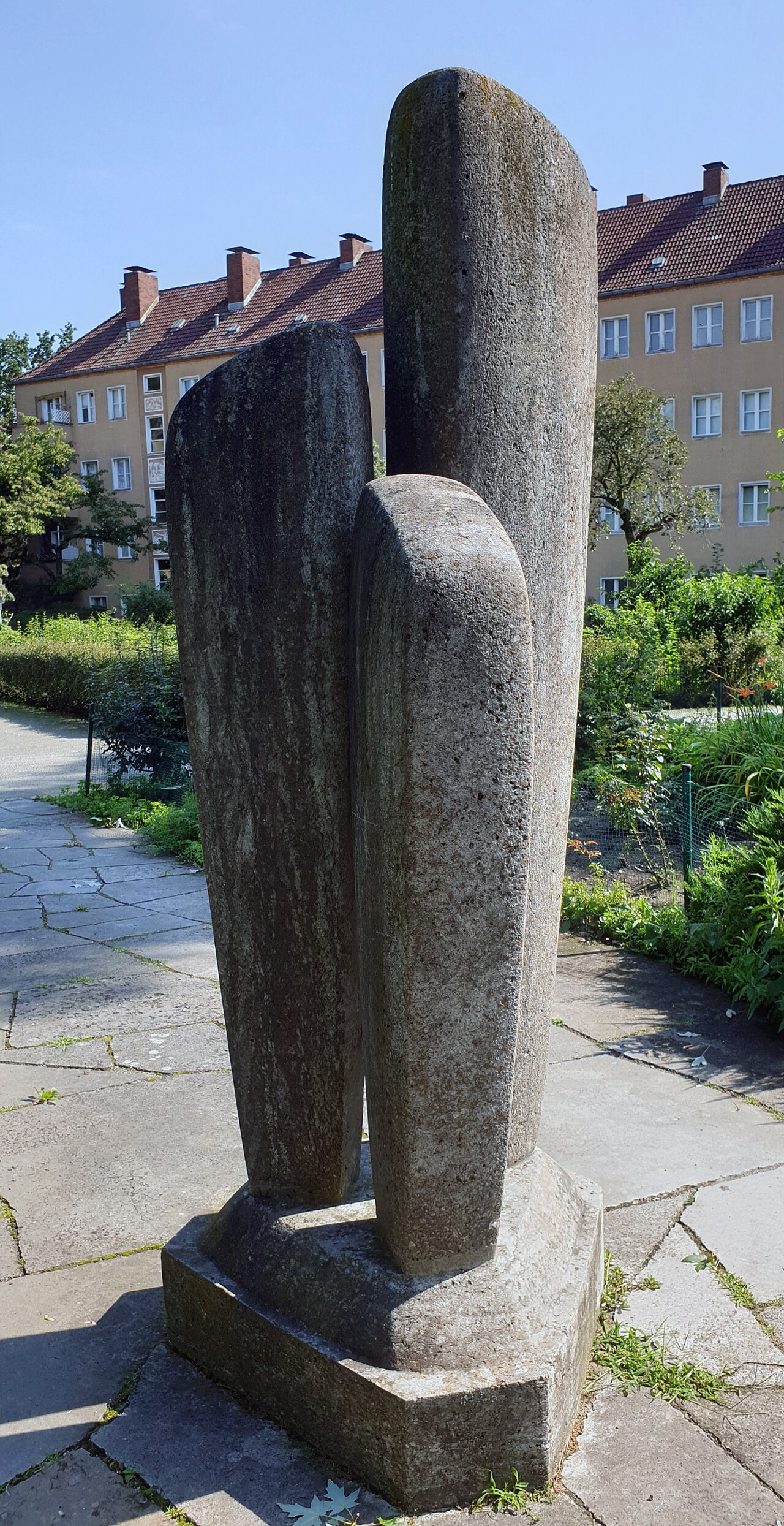 Sculpture, " Dreifigurengruppe " by Alfred Paul Trenkel , 1954, Goebelplatz, Berlin-Charlottenburg-Nord , Germany