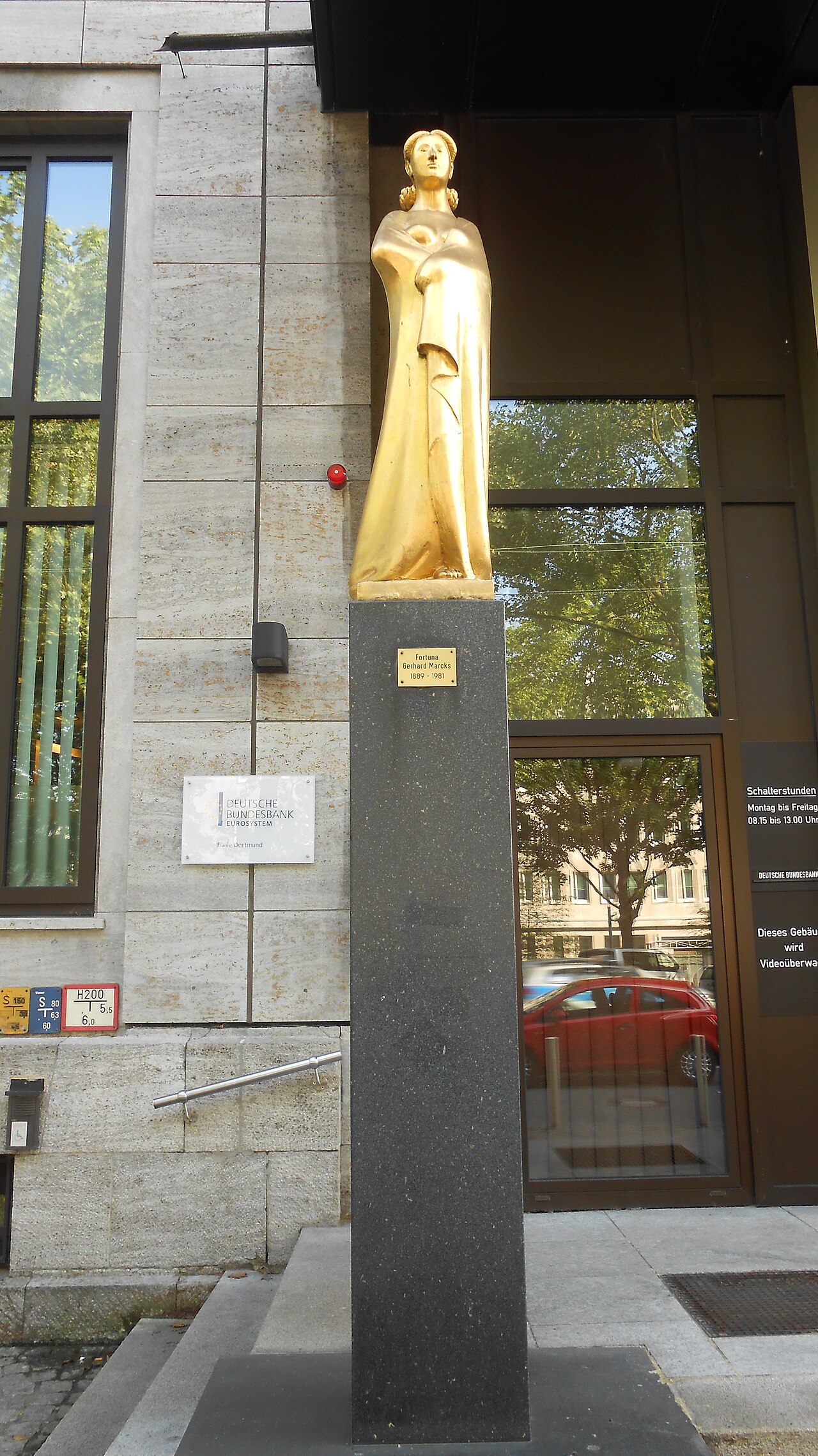 Die Fortuna von Gerhard Marcks vor der Dortmunder Filiale der Deutschen Bundesbank