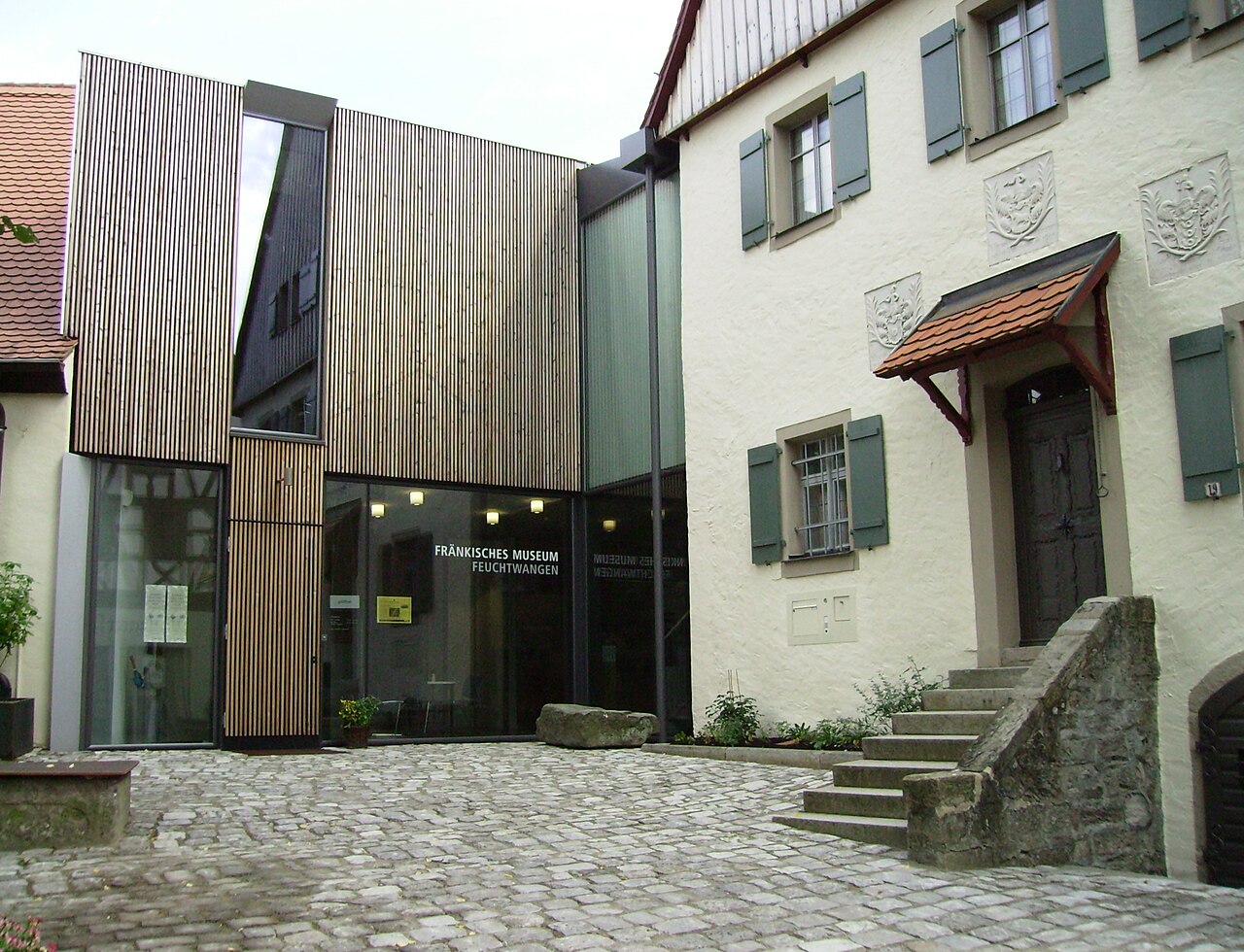 das "Fränkische Museum" Feuchtwangen nach dem Umbau mit dem neuen Eingangstrakt