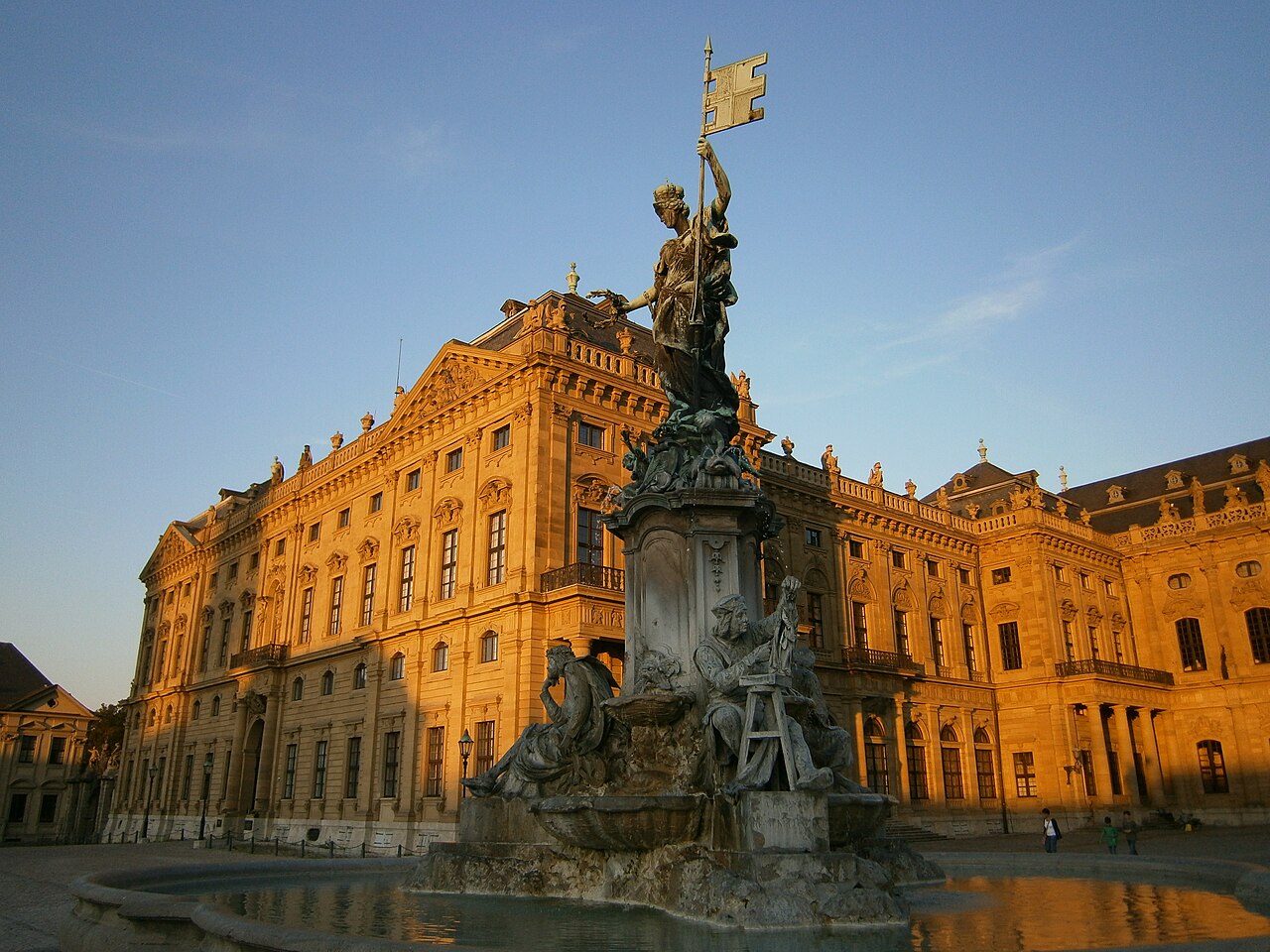 Würzburg - Residenzplatz Frankoniabrunnen