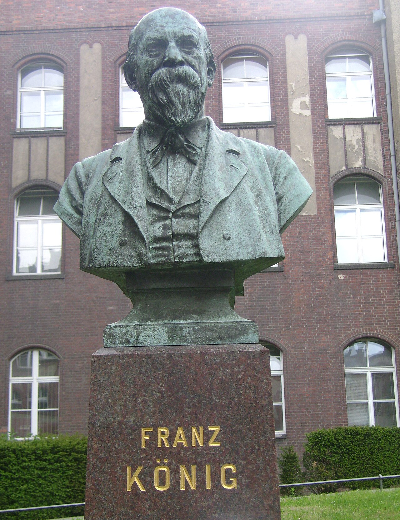 Büste des Chirurgen Franz König im Campus Mitte der Berliner Charité, geschaffen von Carl Ferdinand Hartzer
