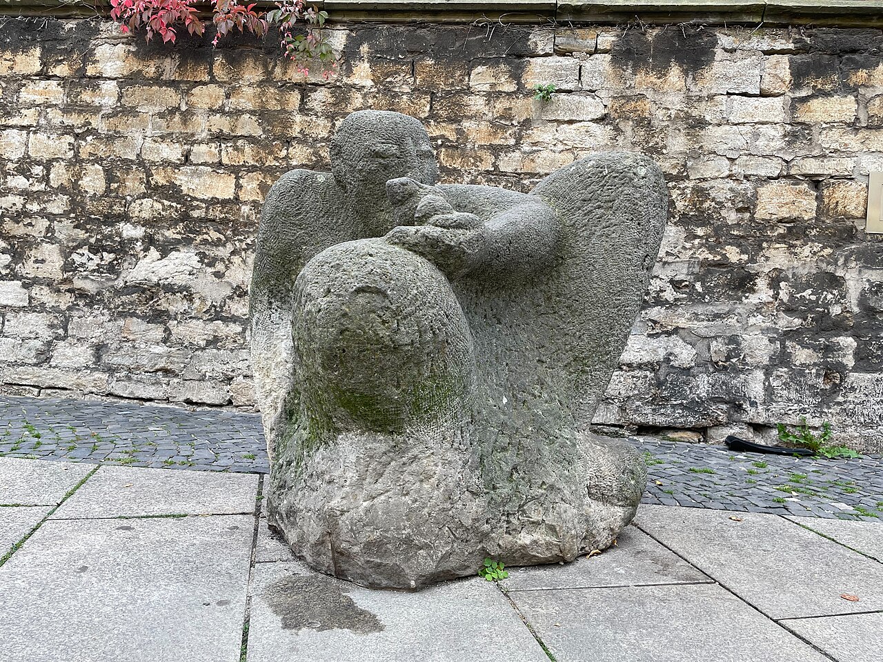 Skulptur „Franz predigt den Vögeln“ von Anne-Katrin Altwein auf dem Anger in Erfurt, Deutschland