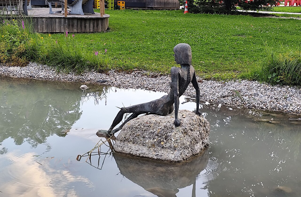 Frau im Teich (Ernst Steinacker) im Kurpark Oberstdorf