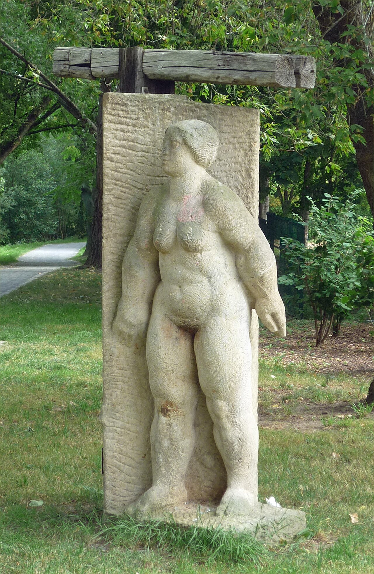 Skulptur Frau in Tür von Vinzenz Wanitschke (1979) in Dresden-Gorbitz, Weg am Gorbitzbach