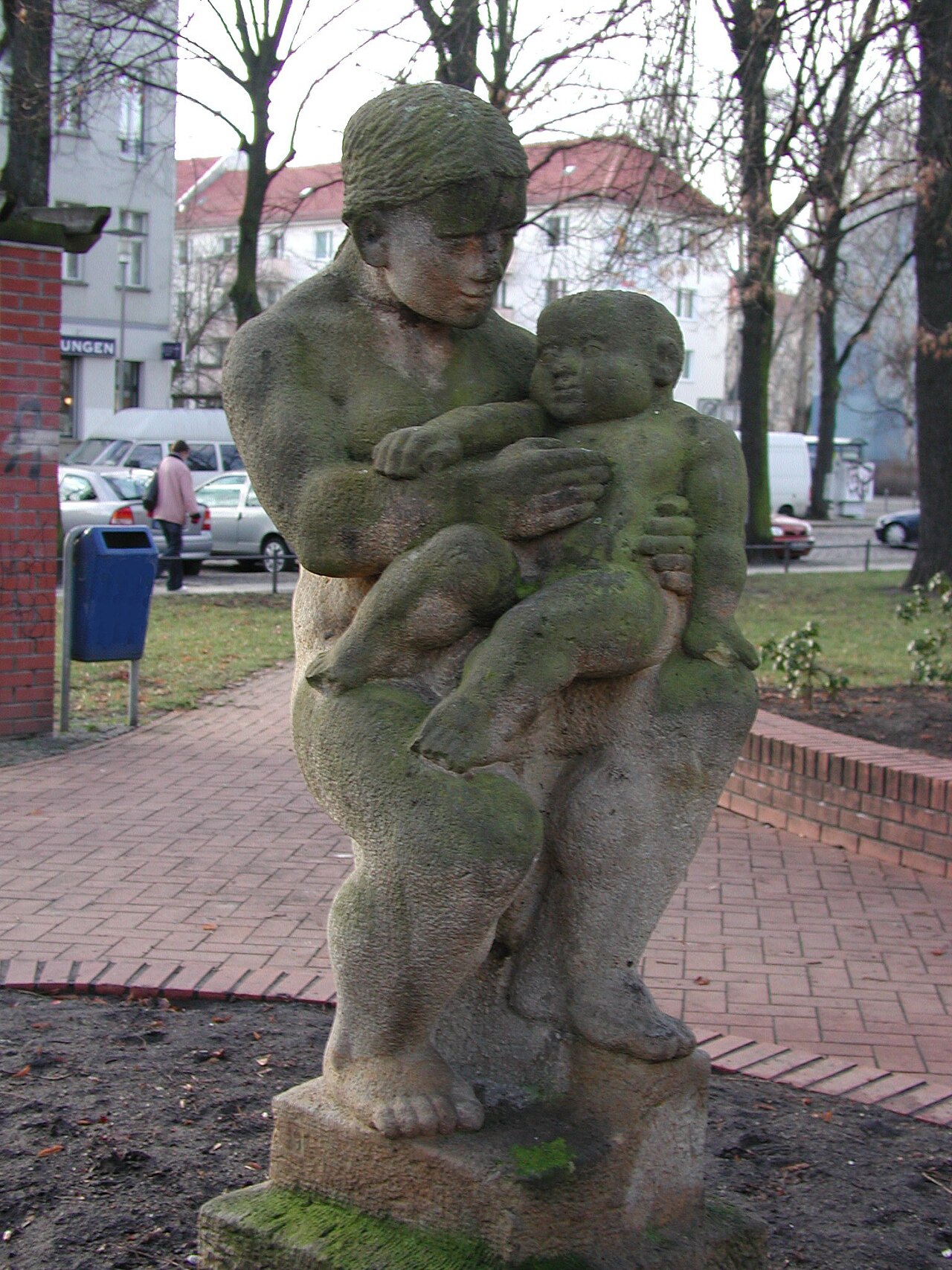 Eine Mutter-Kind-Skulptur auf dem Münsterlandplatz