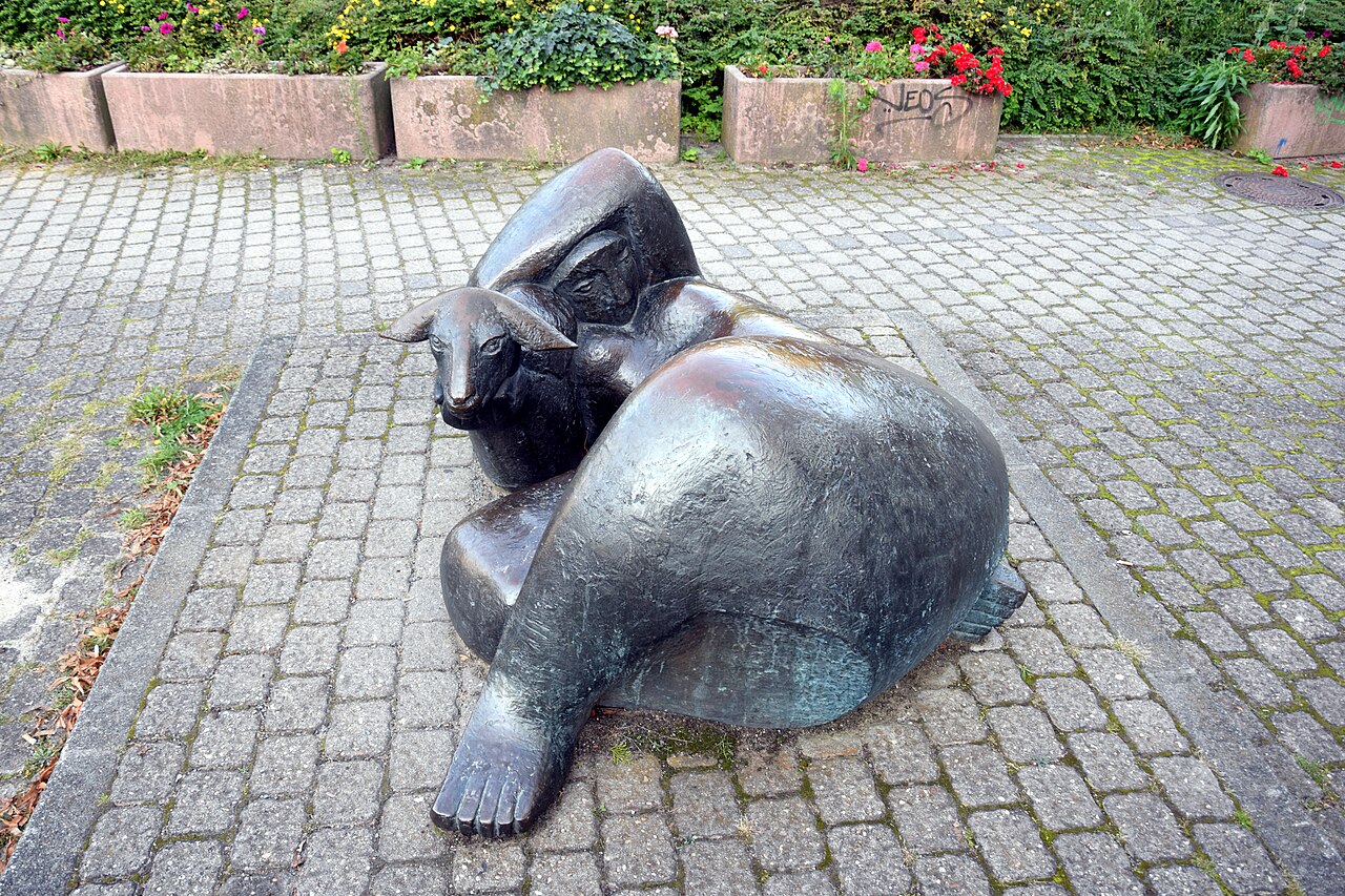Sculpture Frau mit Lamm by Peter Kern in Berlin-Neu-Hohenschönhausen, Germany