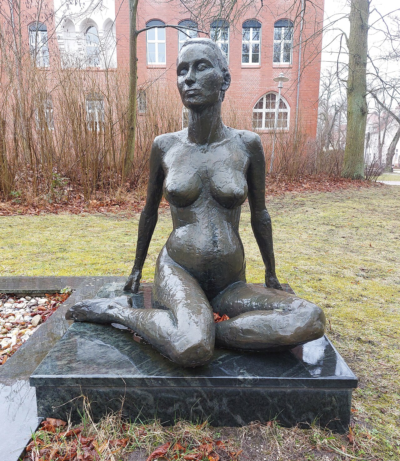 Sculpture, " Frau ", Prenzlauer Allee 6, Templin , Germany