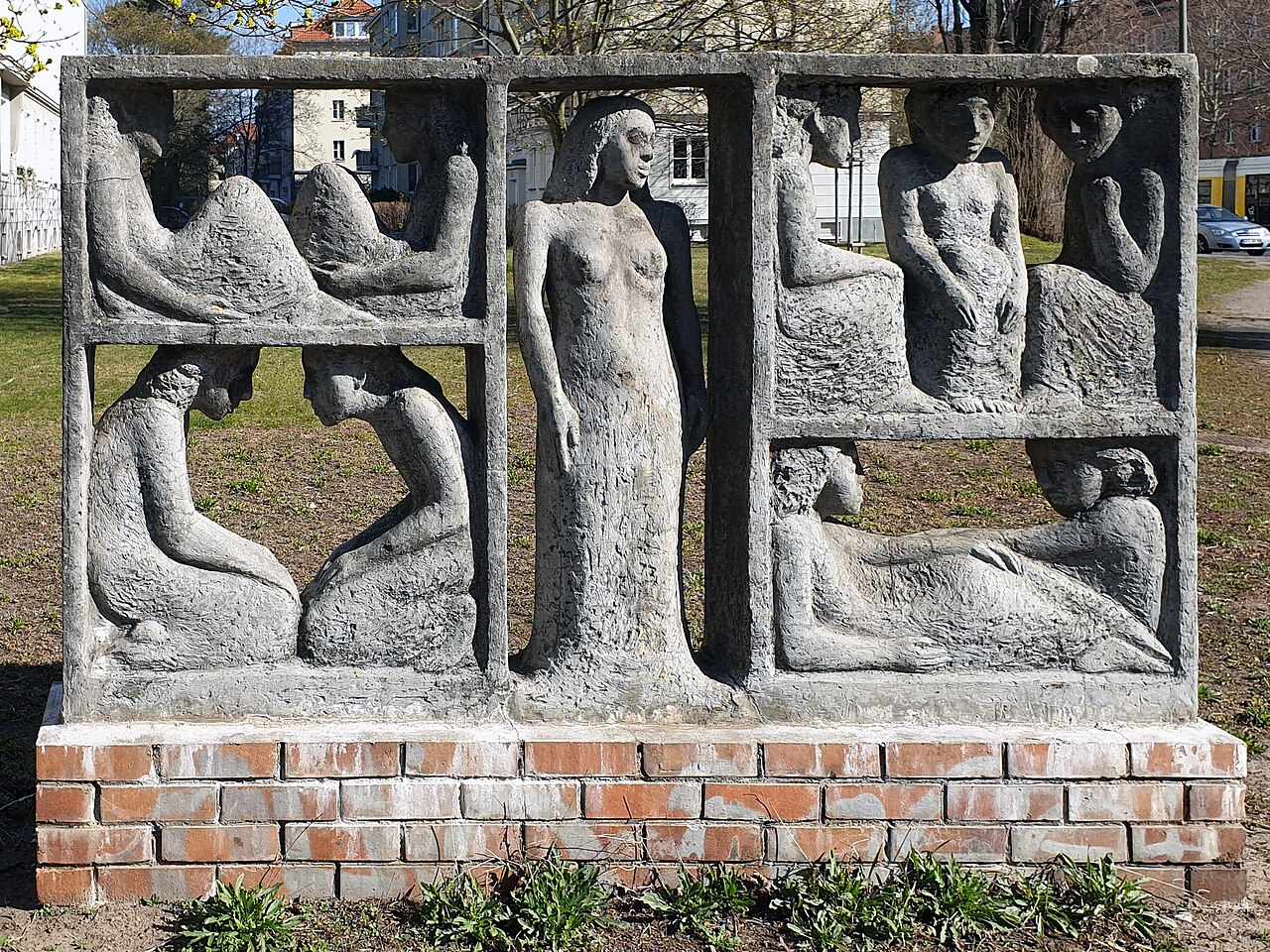Relief, "Mädchen" von Marcus Schulz]] und Carin Kreuzberg , 1989, Ellernweg 2-4, Berlin-Johannisthal , Germany