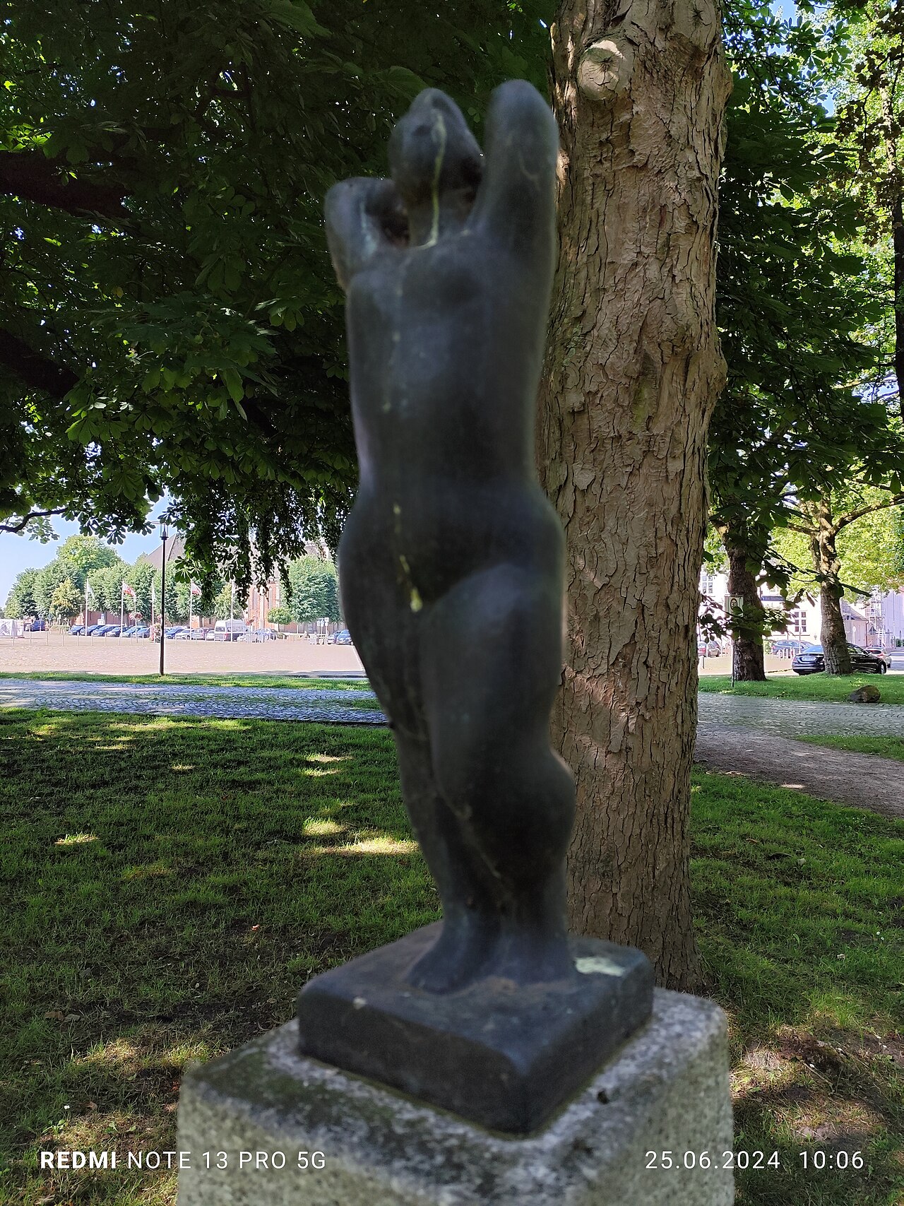 Stehende mit erhobenen Armen (Ruwoldt) in Rendsburg