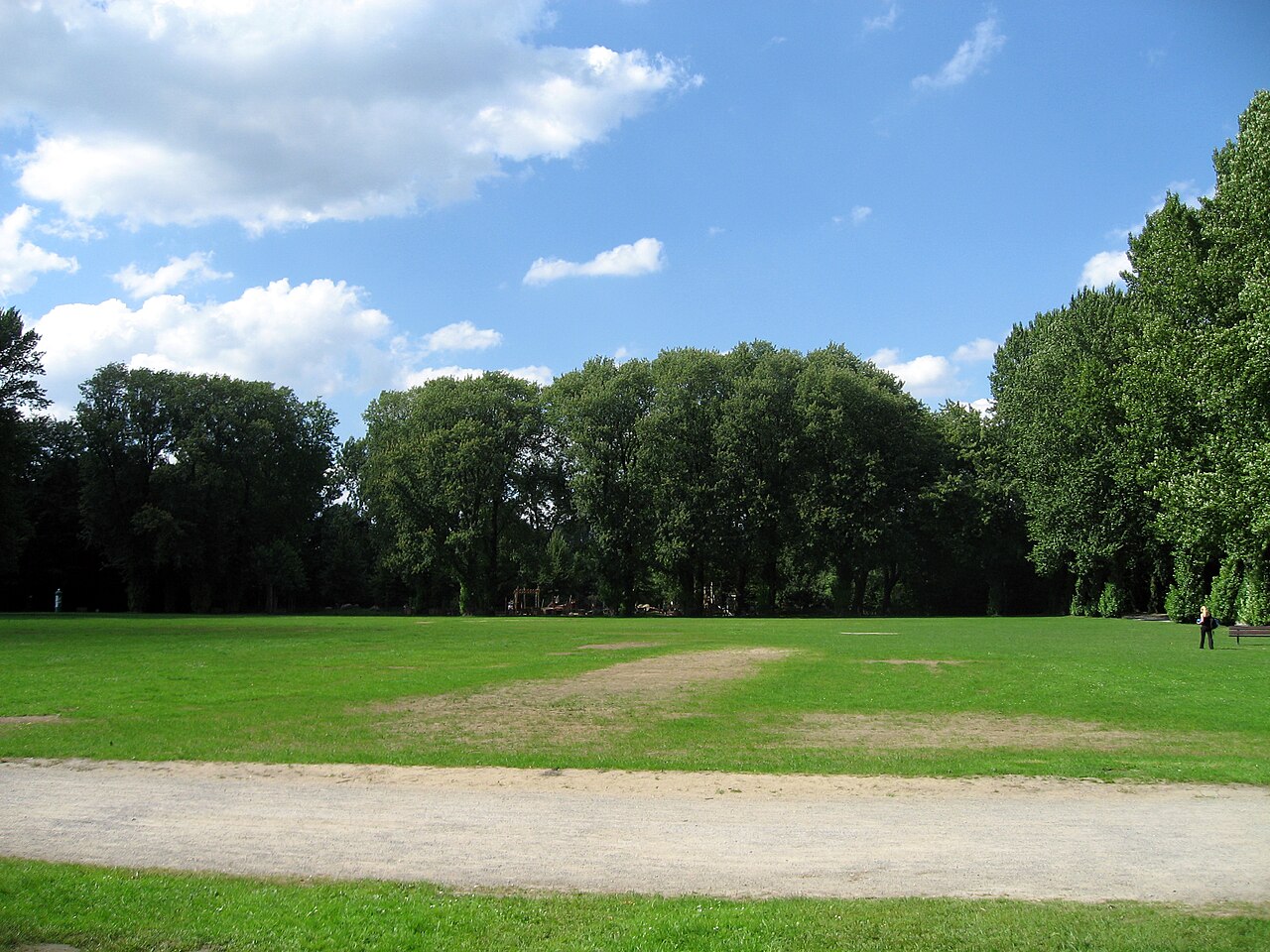 Dortmund, Fredenbaumpark, zentrale Spiel- und Grillwiese am Teich