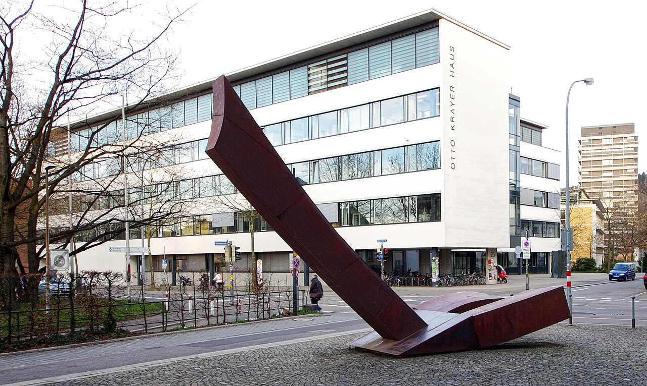 Plastik vor dem Materialforschungszentrum (FMF) mit Blick auf das Otto Krayer Haus