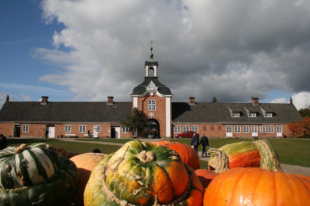 Torhaus des Schleswig-Holsteinischen Freilichtmuseums in Molfsee während des Herbstmarks