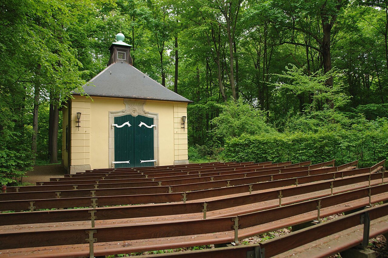 Ansicht des Puppentheaters „Sonnenhäusel“ im Dresdner Großen Garten vom Zuschauerraum aus