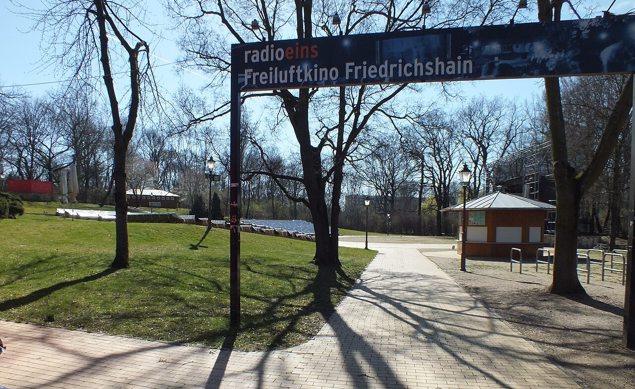 Kino Friedrichshain: Freiluftbühne im Volkspark
