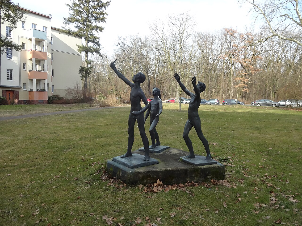 Plastik "Freizeit und Lebensfreude" von Senta Baldamus in der Neuen Krugallee in Berlin-Plänterwald