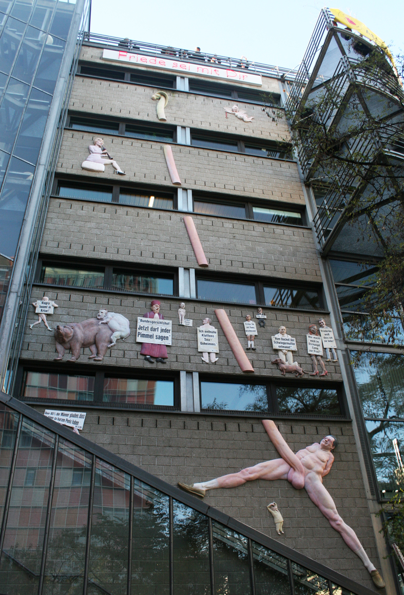 Relief des Bildhauers Peter Lenk am TAZ-Gebäude in Berlin