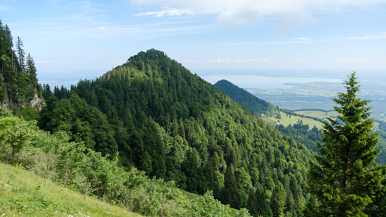 Der Berg Friedenrath, 1432 m NHN, im Hintergrund der Großstaffen und der Chiemsee