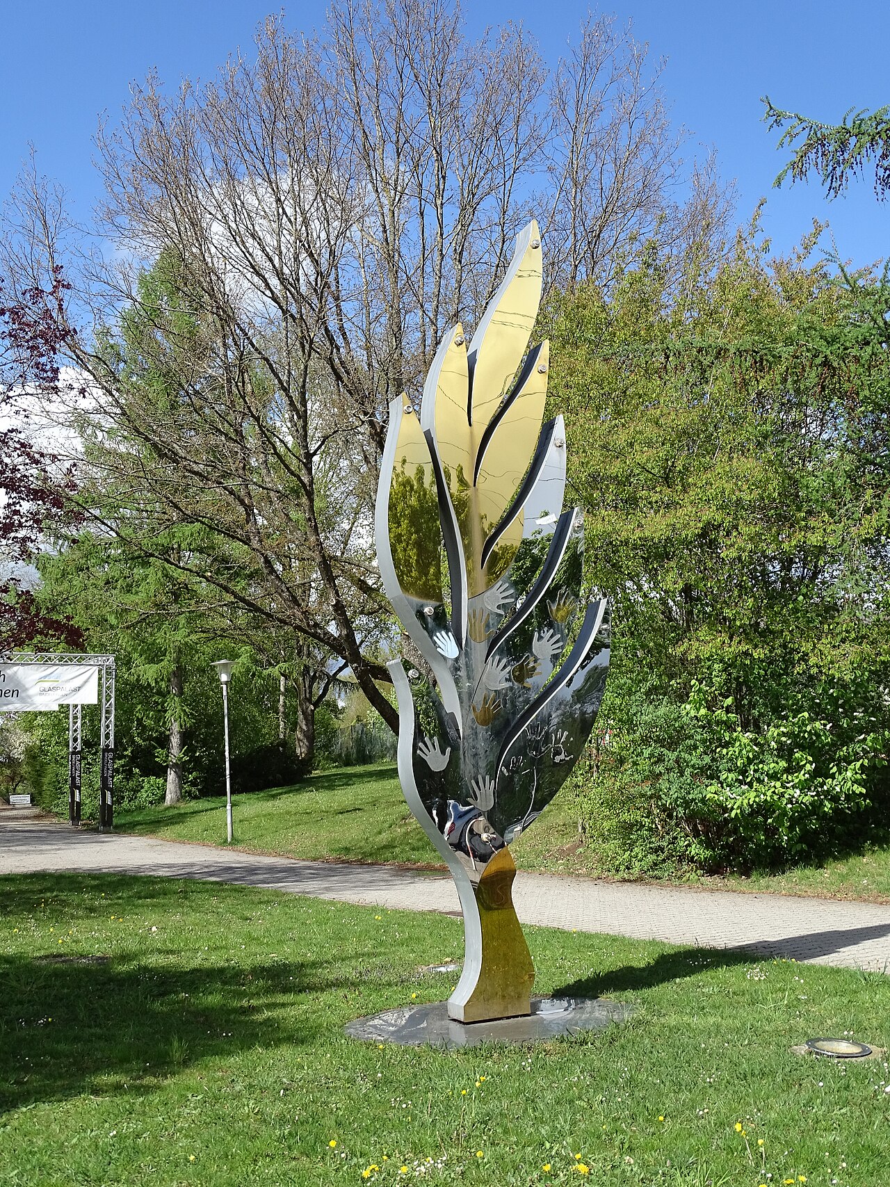 Friedensbaum, eine Skulptur von Hans Georg Lang vor dem Glaspalast in Sindelfingen