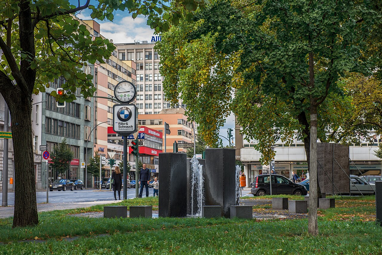 Brunnen auf dem Friedrich-Hollaender-Platz