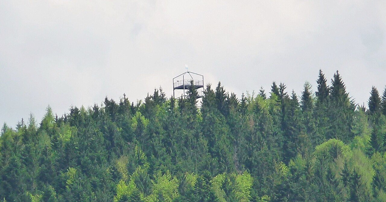 Blick zum Aussichtsturm auf dem 930 m hohen Friedrichsberg
