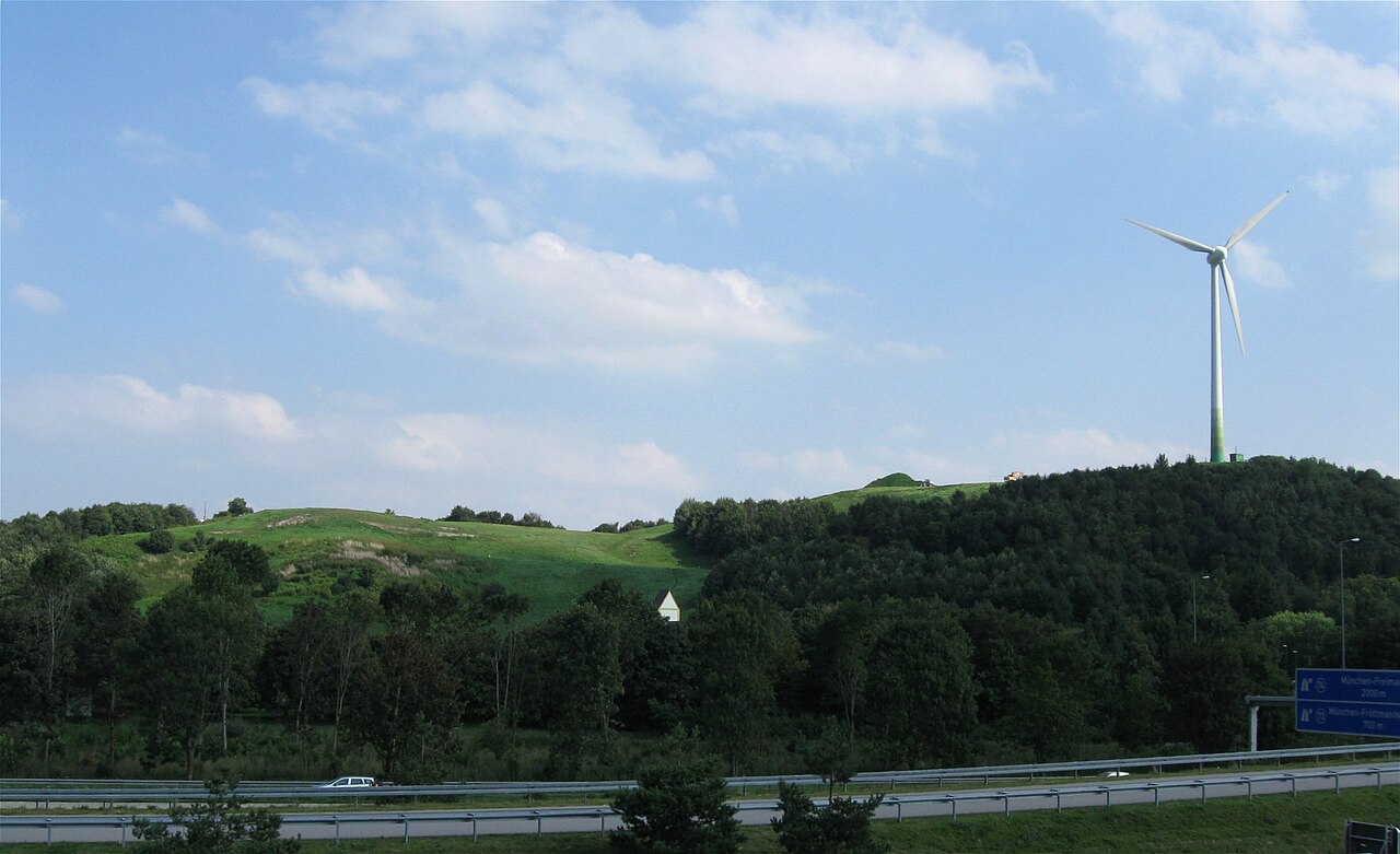 Fröttmaninger Berg, München, mit Windkraftanlage, Autobahn A9