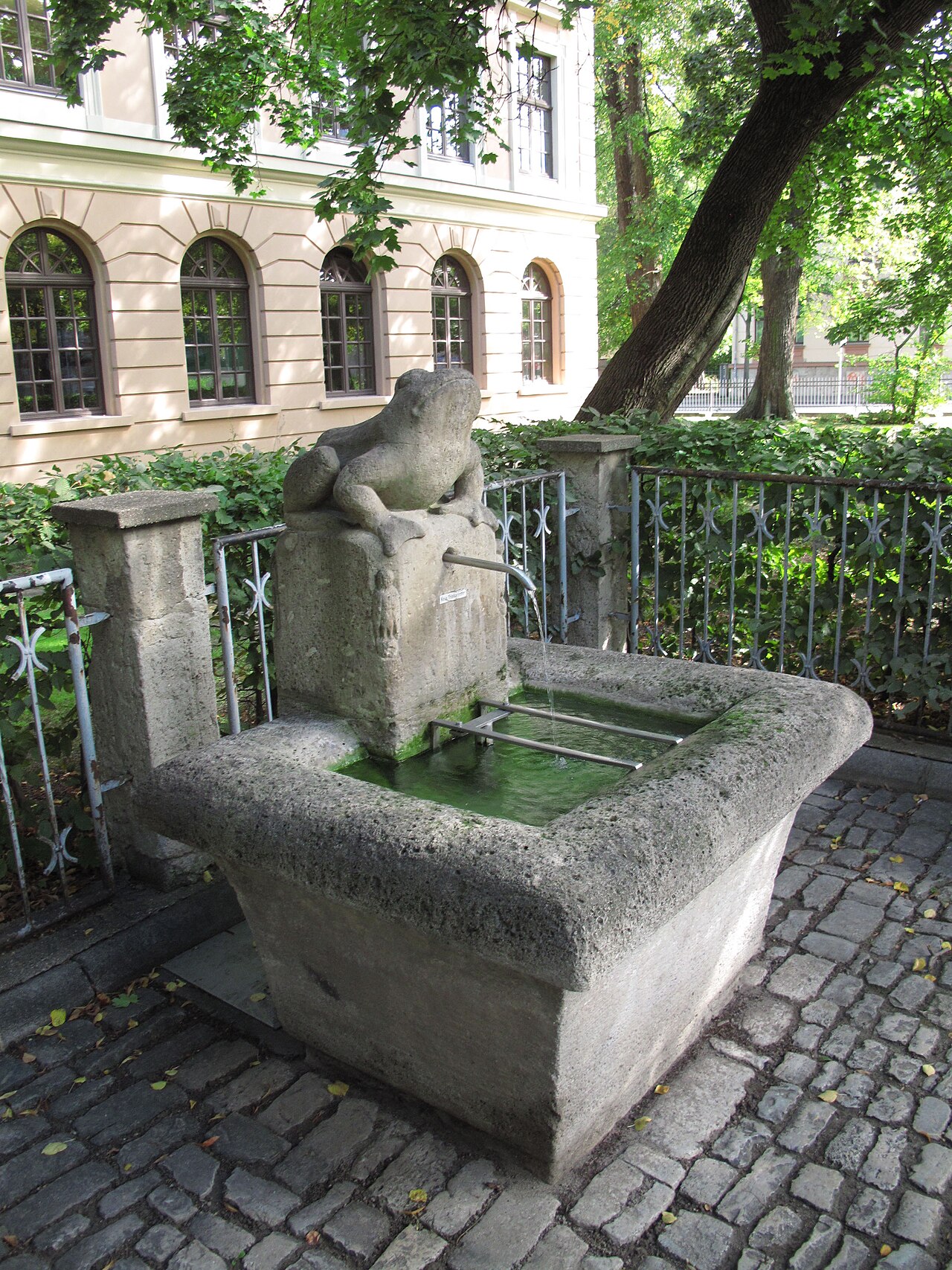 Froschbrunnen (frog fountain), a work of German Sculptor Arno Zauche