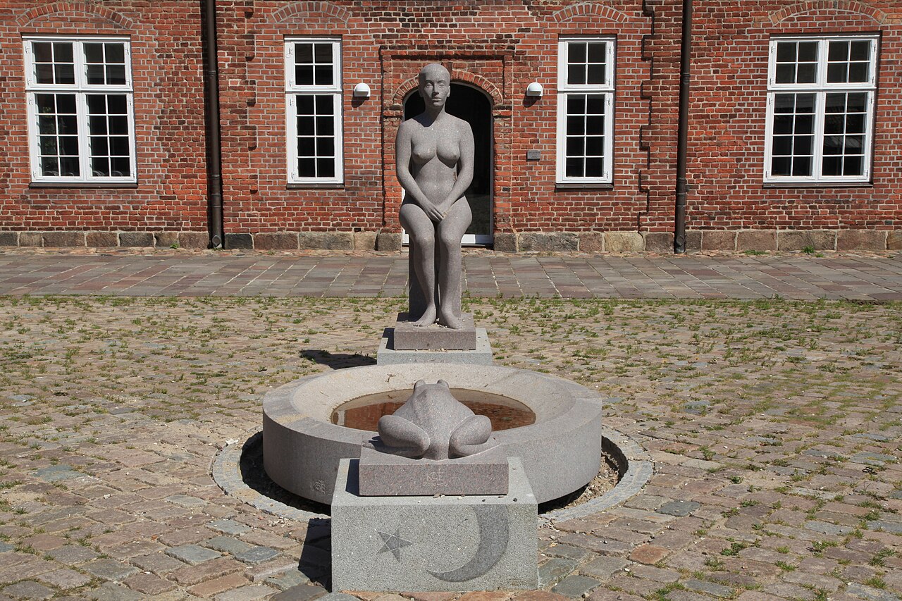 Froschkönig-Brunnen von Klaus Kütemeier im Arsenal-Innehof an der Arsenalstraße in Rendsburg