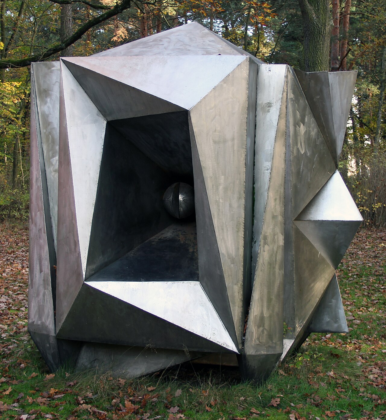 Sculpture, " Fruchtbarkeitsschrein " von Volkmar Haase , 1970, Argentinische Allee 87, Berlin-Zehlendorf , Germany