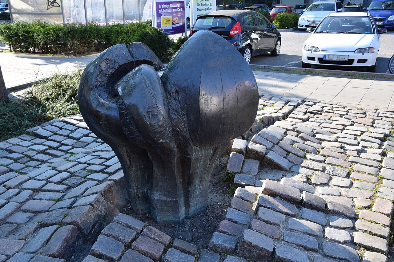 Sculpture Fruchtbringende Erde by Stephan J