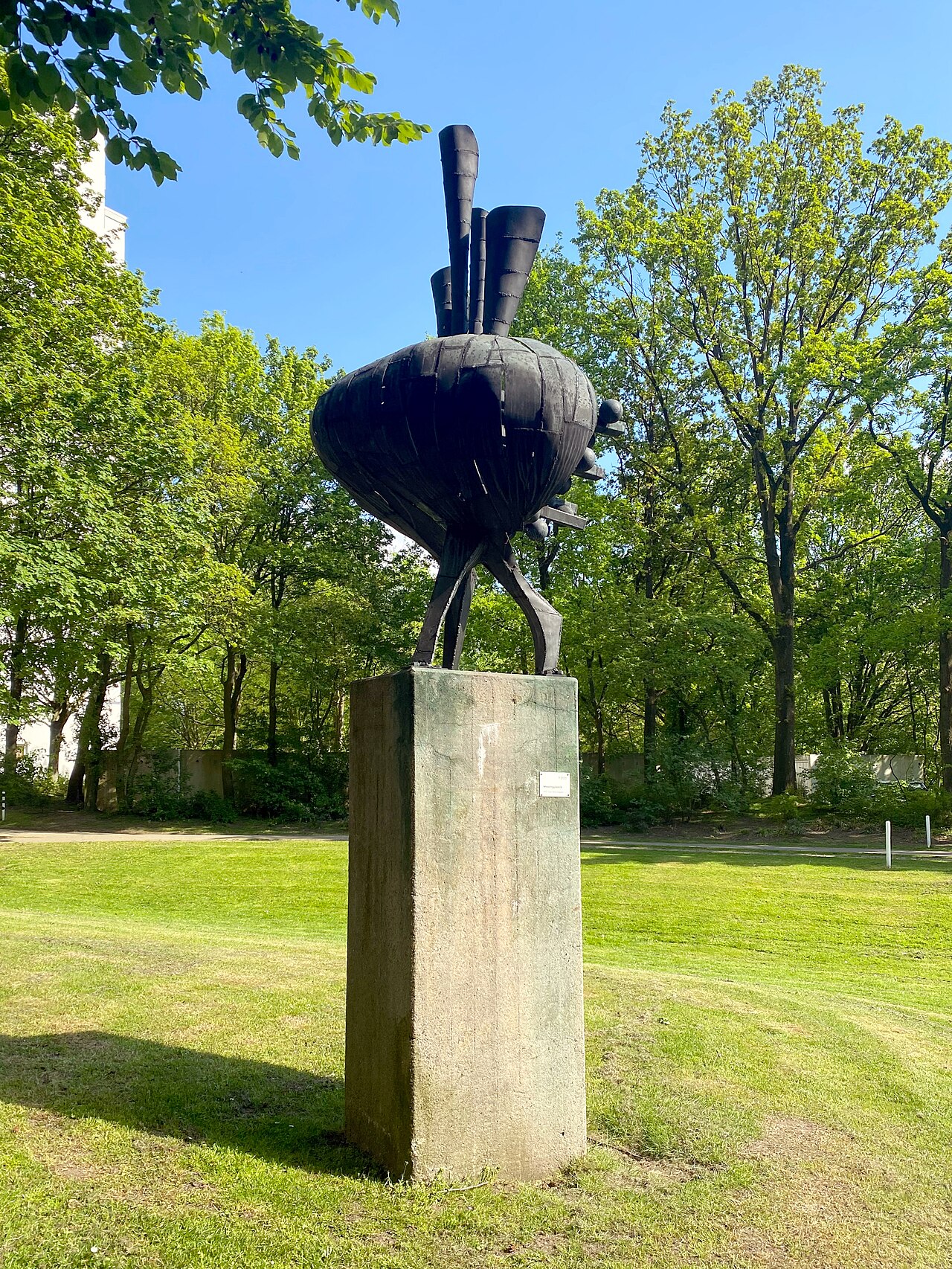 Skulptur "Frühling" von Karl Heinz Engelin in Hamburg-Bahrenfeld, südwestlich des Hochhauses Sibeliusstraße 1