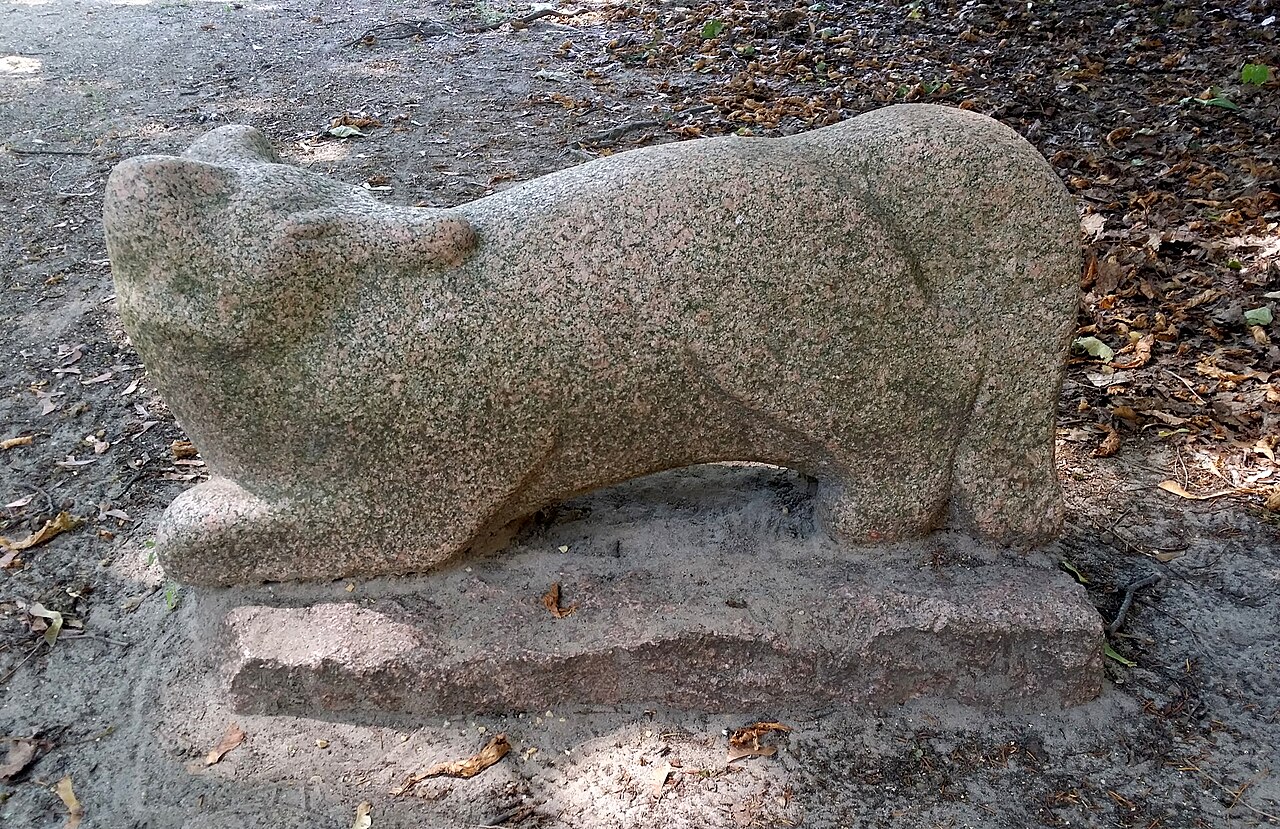 Sculpture Fox by Hans Hauffe at Konstanzer Straße 23 in Berlin-Wilmersdorf, Germany