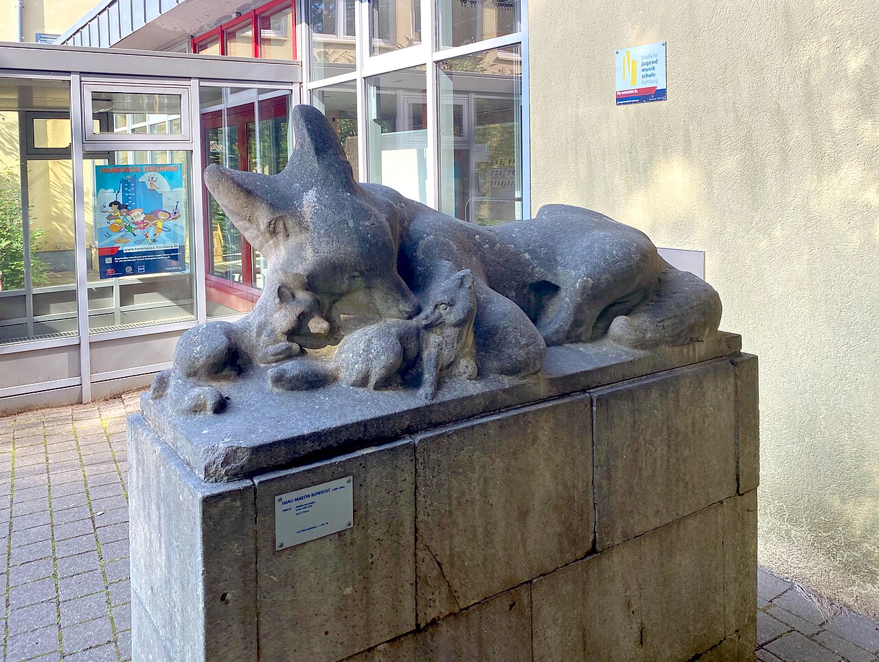 Steinskulptur "Füchsin mit Jungen", 1951 von Hans Martin Ruwoldt geschaffen