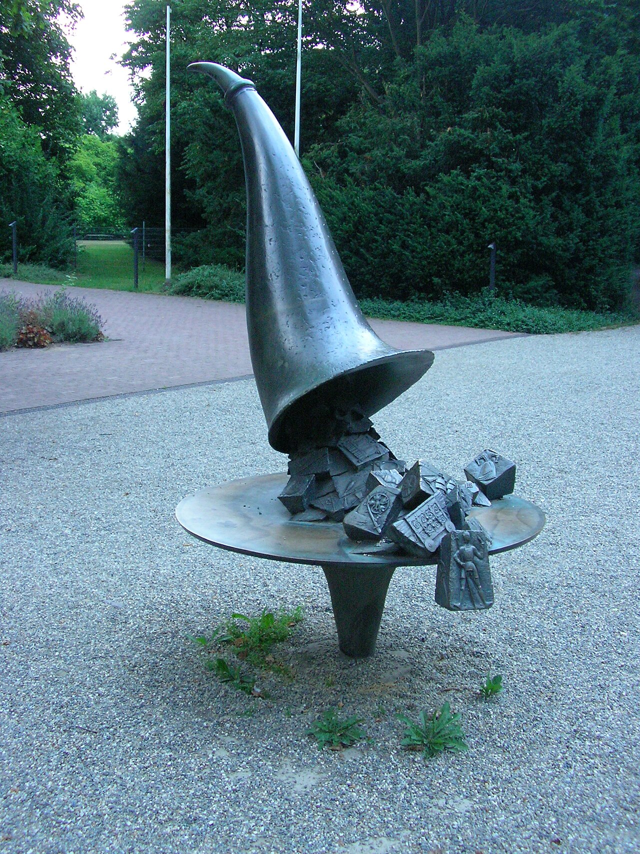 Füllhorn - Bronzeplastik von Paul Halbhuber vor dem Eingang zum Focke-Museum in Bremen