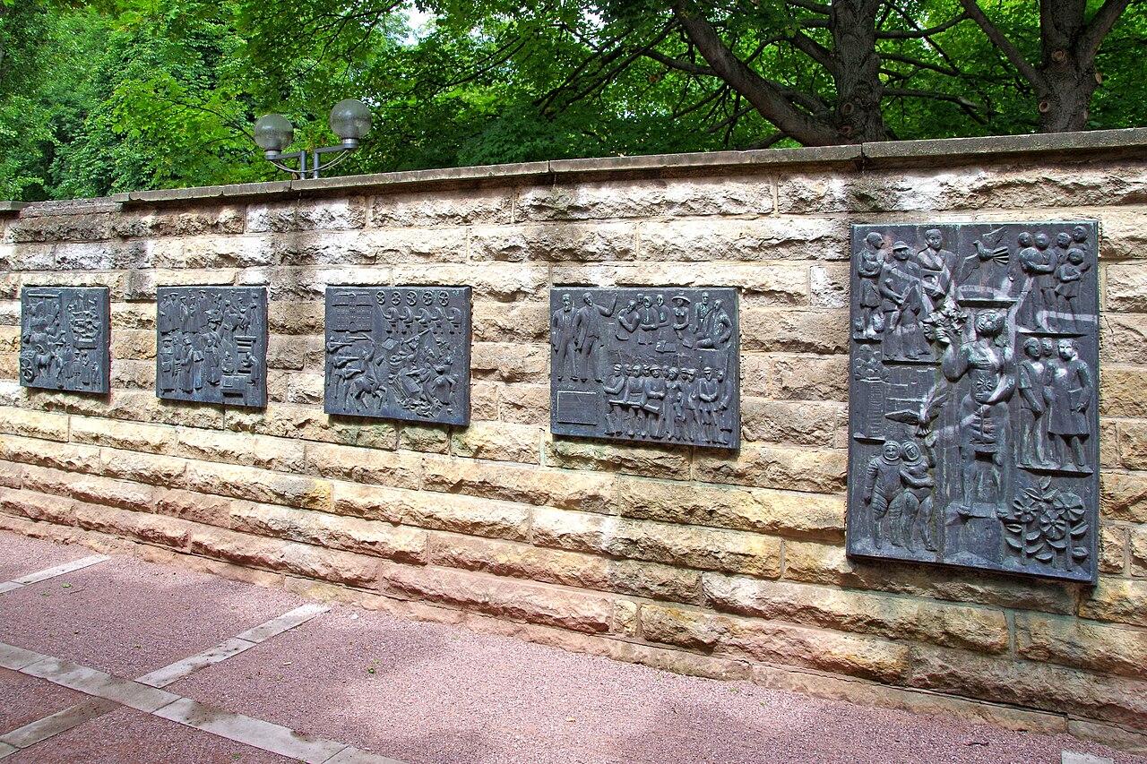Erfurt, Reliefs von Anke Besser-Güth (1973) zur Erfurter Stadtgeschichte in der Horngasse