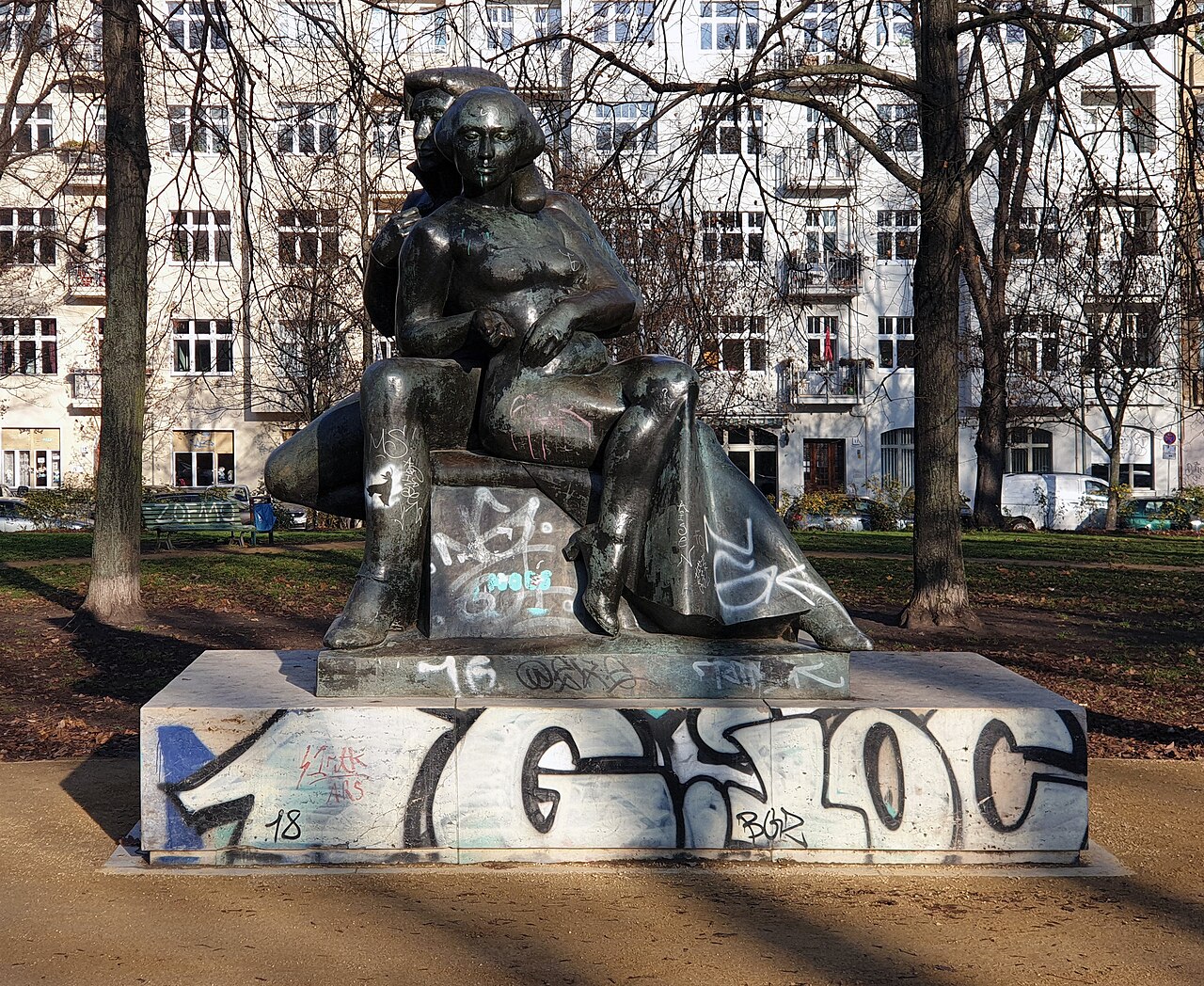 Sculpture, " Bettina und Achim von Arnim " by Michael Klein , 1997, Arnimplatz, Berlin-Prenzlauer Berg , Germany