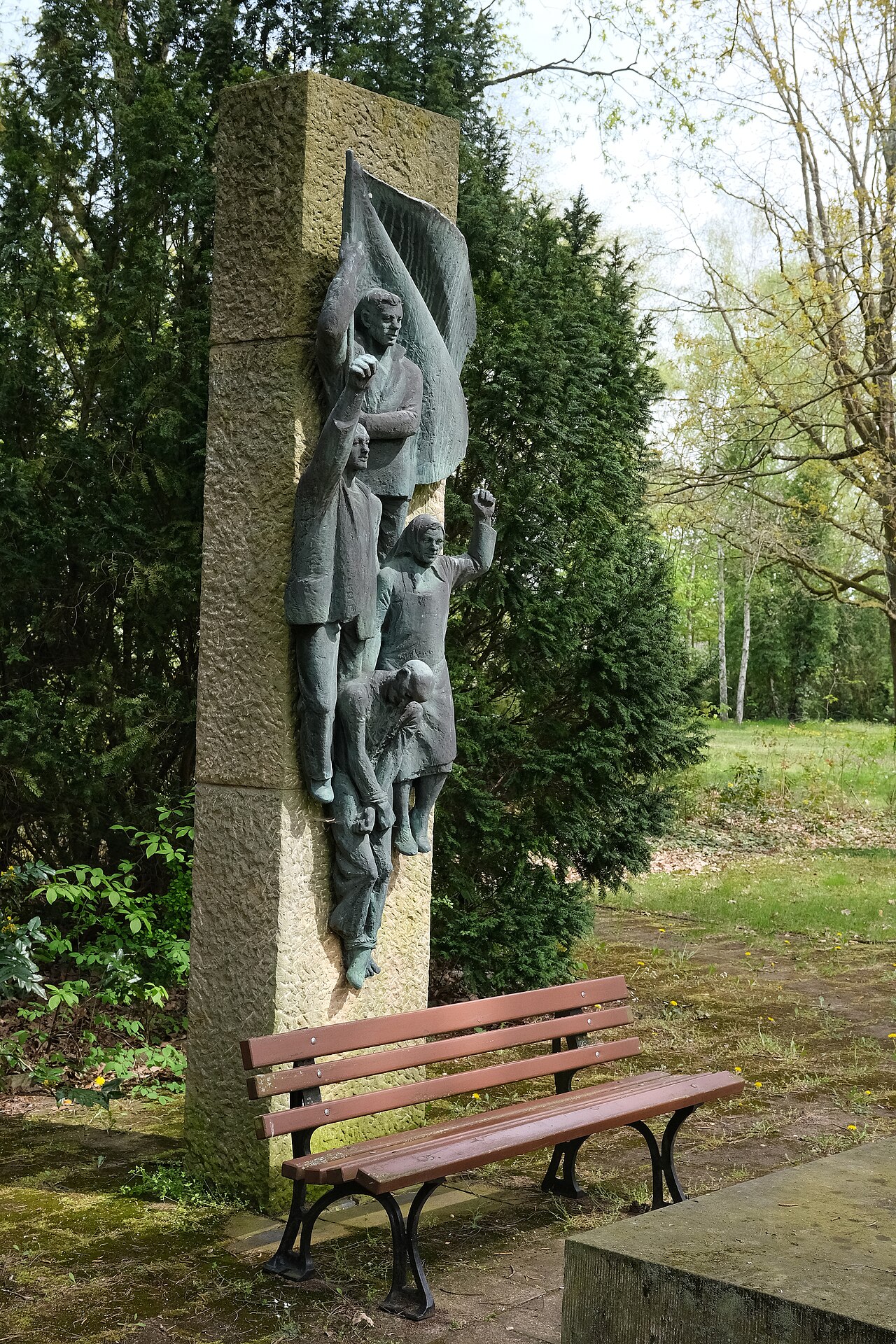 Bronzestele 'Revolutionäre Kämpfer" von Gerhard Thieme auf dem Friedhof Berlin-Adlershof