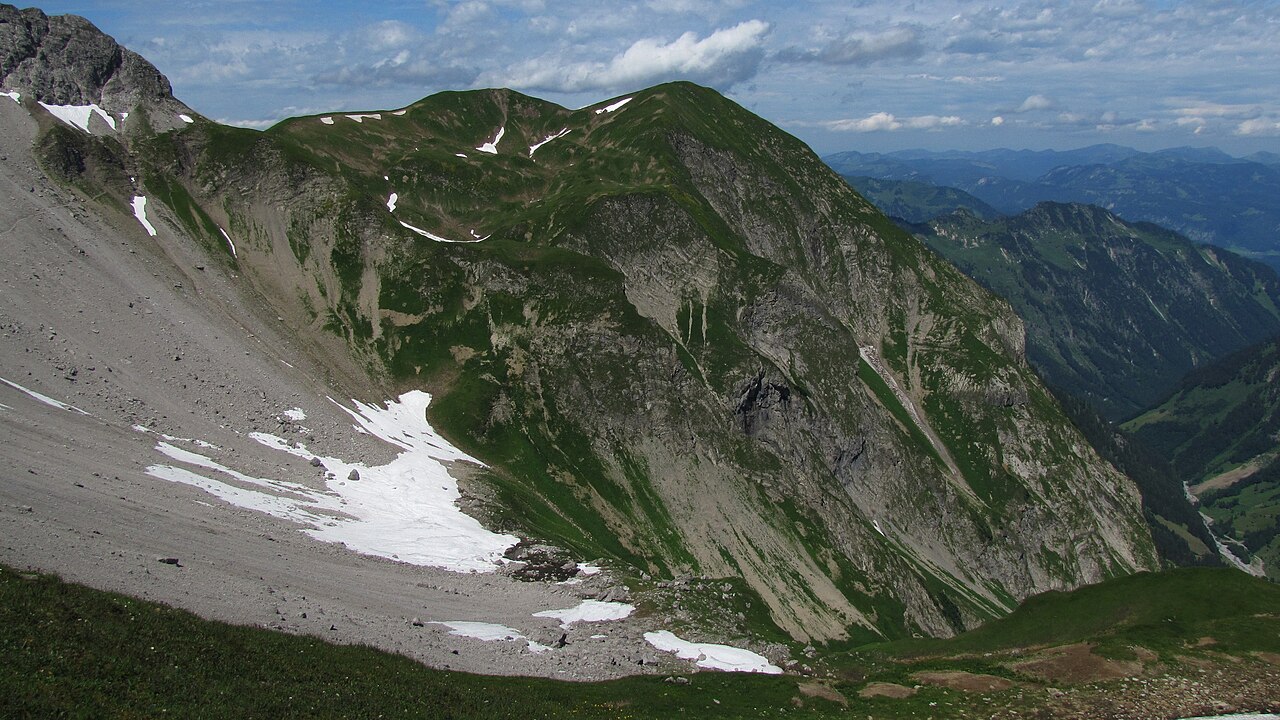 Blick vom Kreuzeck nach Westen auf den Fürschießer (2271 m)