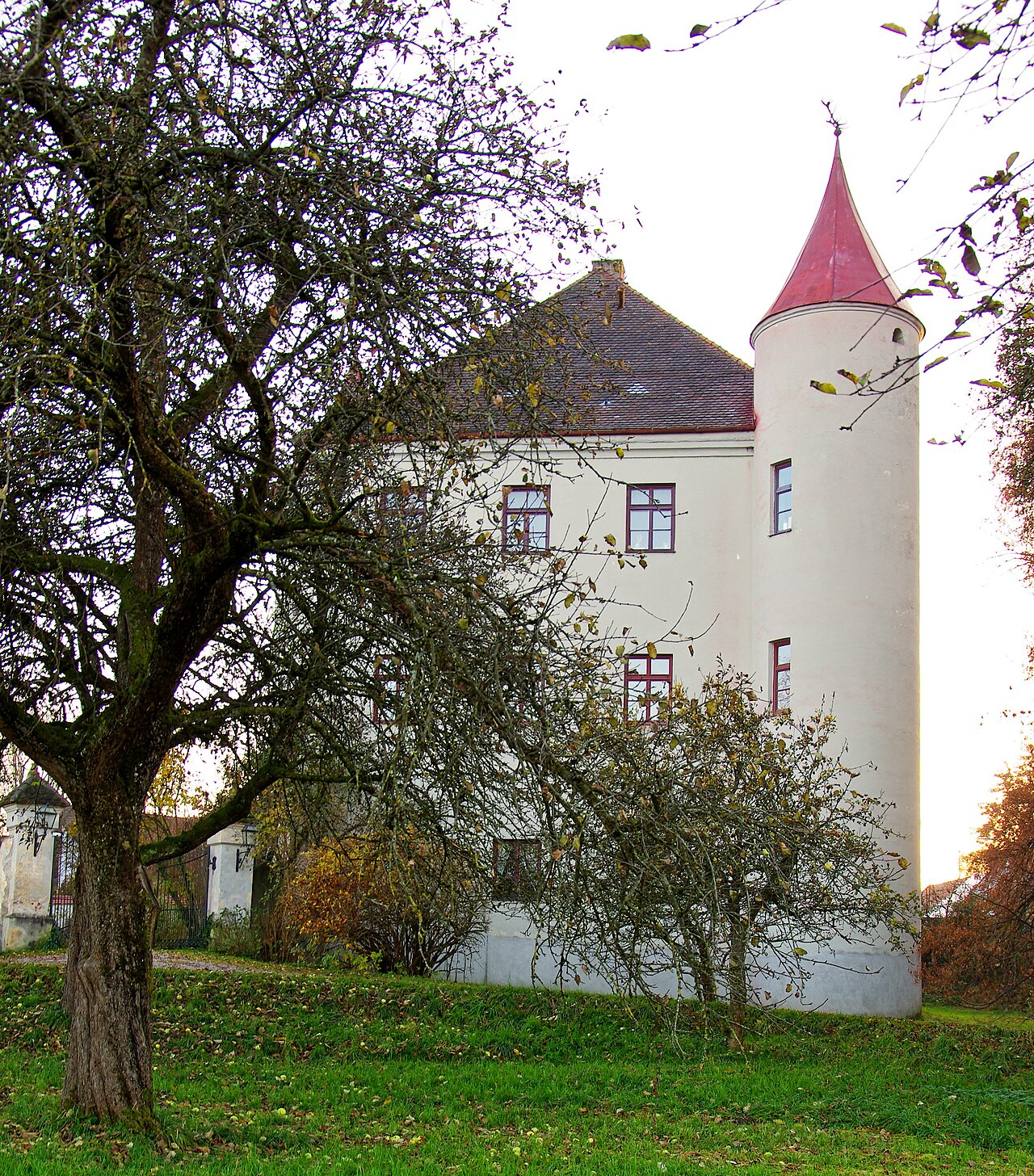 Ehemaliges Schloss, später Fürstlich Fuggersche Oberförsterei