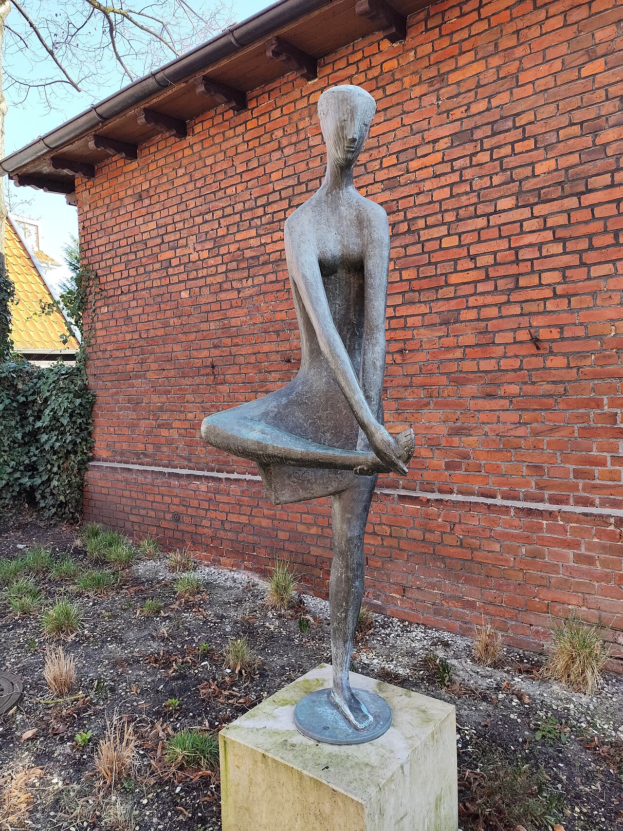 Skulptur Fußwaschende beim Stadtmuseum Gütersloh