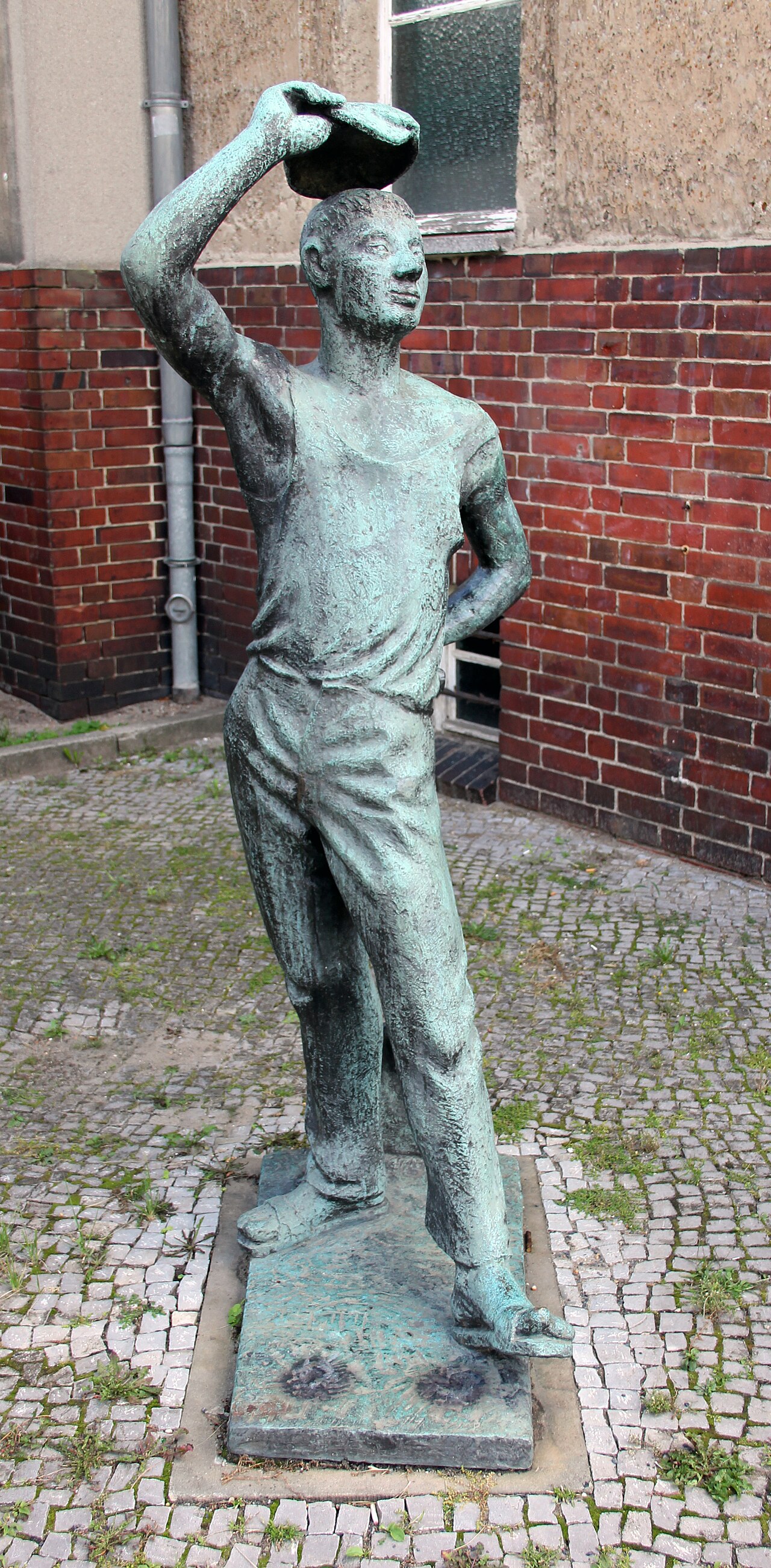 Statue, Karl-Heinz Schamal , 1962, Rinkartstraße 13, Berlin-Baumschulenweg , Germany