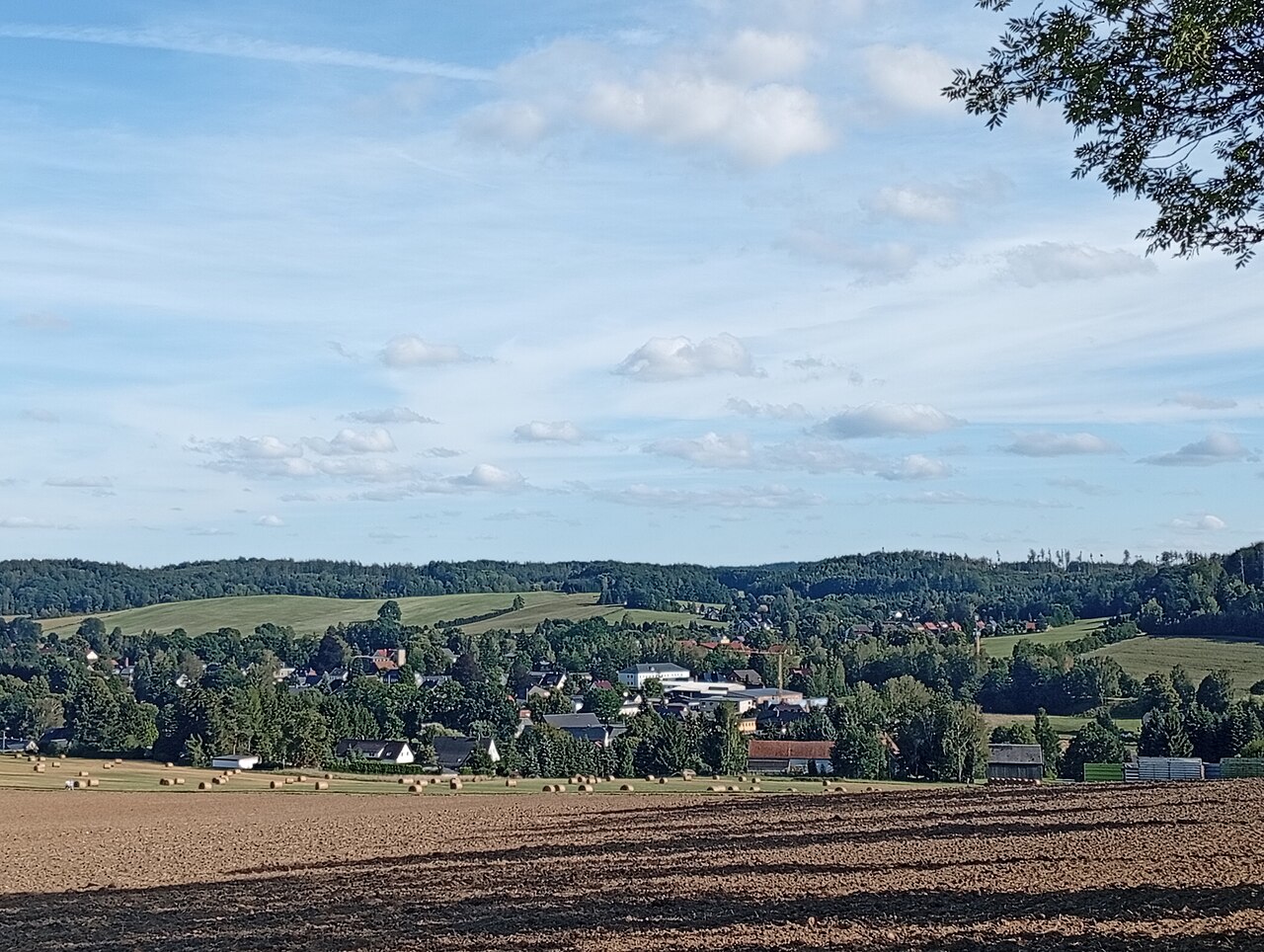 Sonneberg uprostřed v pozadí, Galgenberg uprostřed v popředí
