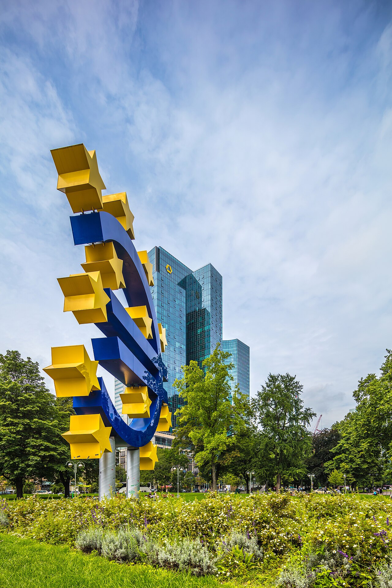 Euro-Skulptur (Willy-Brandt-Platz) und Gallusanlage (Park), Frankfurt am Main (08/2017)