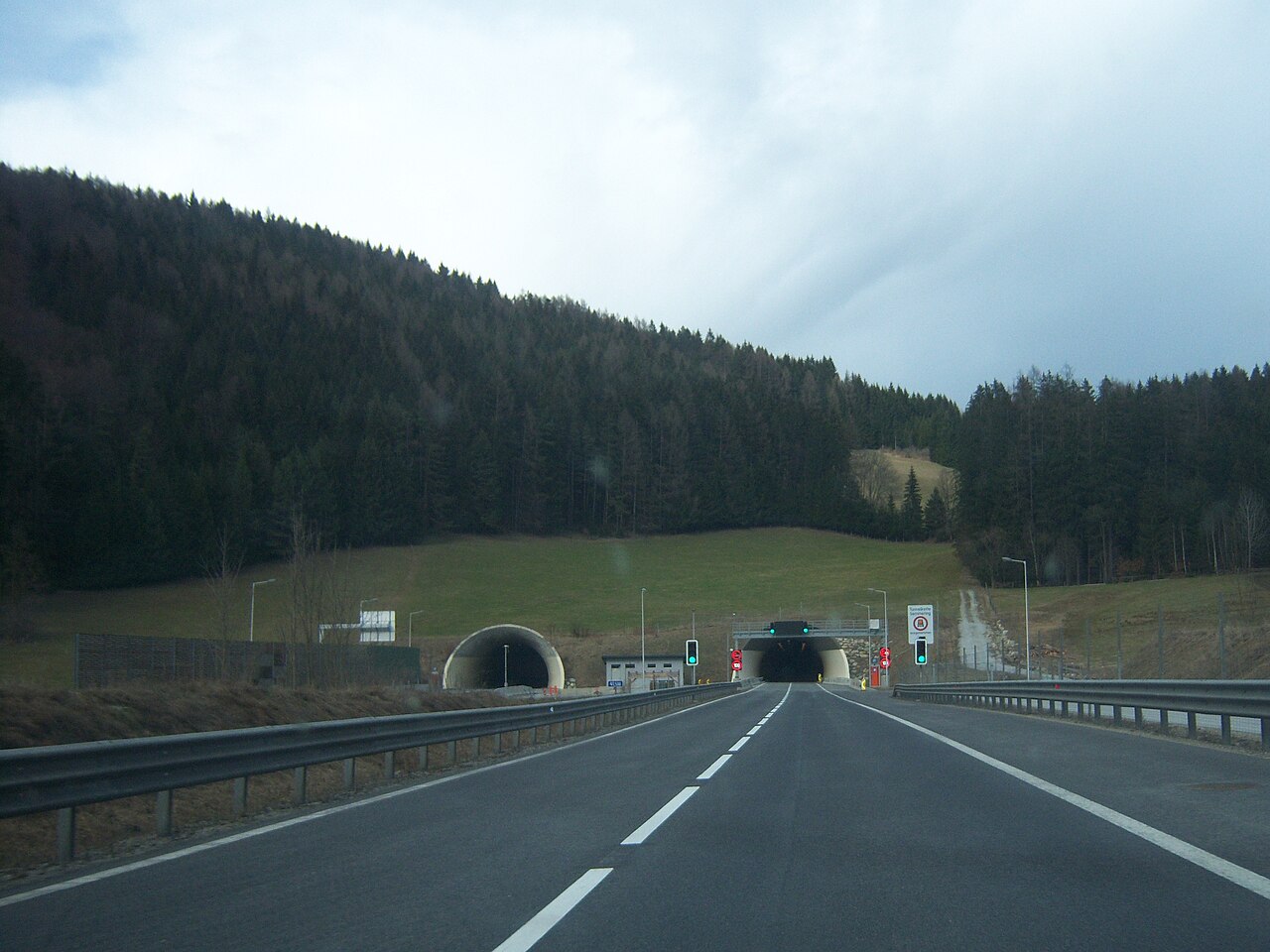 Ganzsteintunnel im Zuge der Semmering Schnellstraße S6