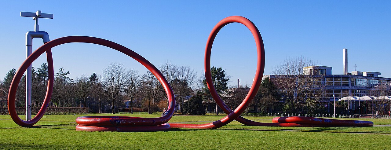 Der Gartenschlauch von Claes Oldenburg im Eschholzpark
