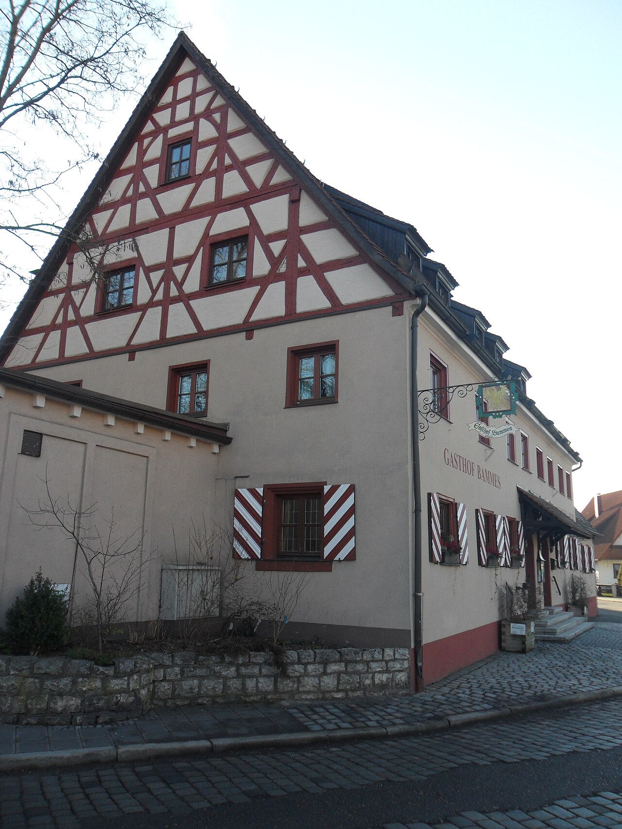 Der Gasthof Bammes an der Ecke Bucher Hauptstraße/Seeweg (Bucher Hauptstraße 63) in Nürnberg-Buch