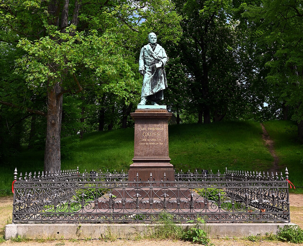 Braunschweig , Gauß-Denkmal : Gesamtansicht von Südwesten